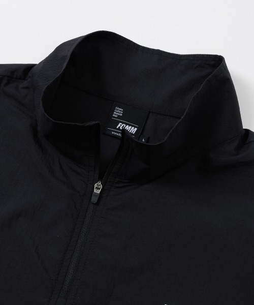 FCMM（エフシーエムエム）の「【IVE レイ トレカ入り商品】CLUB TEAM HYBRID PACKABLE WIND RUNNER/クラブチームハイブリッドパッカブルウィンドランナー（ナイロンジャケット・メンズ・ブラック/ライトブルー・MEDIUM）」の15枚目の写真