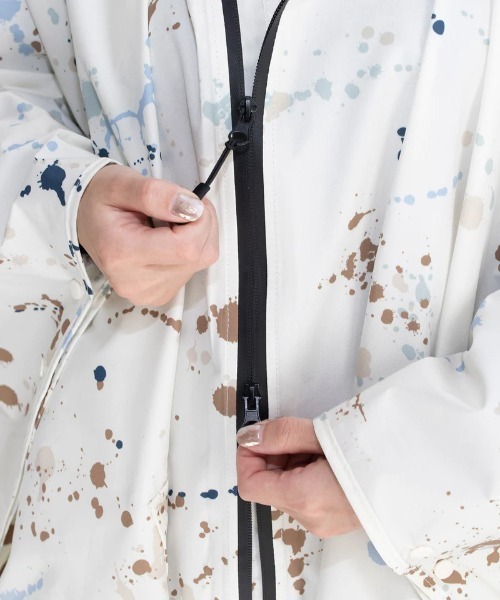 KiU(キウ)の「KiU/キウ レインコート/ポンチョ デイリー レインポンチョ ユニセックス K319-900(レインコート/ポンチョ・メンズ・ブラック・FREE)」の2枚目の写真