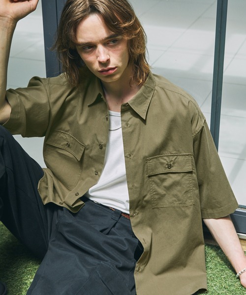 EMMA CLOTHES(エマクローズ)の「CRドレープ オーバーサイズショートスリーブワークシャツ EMMA CLOTHES(シャツ/ブラウス・メンズ・モカ/ライトカーキ/ブラック/ダークオレンジ・L/M)」の3枚目の写真