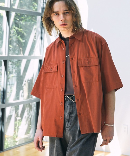 EMMA CLOTHES(エマクローズ)の「CRドレープ オーバーサイズショートスリーブワークシャツ EMMA CLOTHES(シャツ/ブラウス・メンズ・モカ/ライトカーキ/ブラック/ダークオレンジ・L/M)」の7枚目の写真