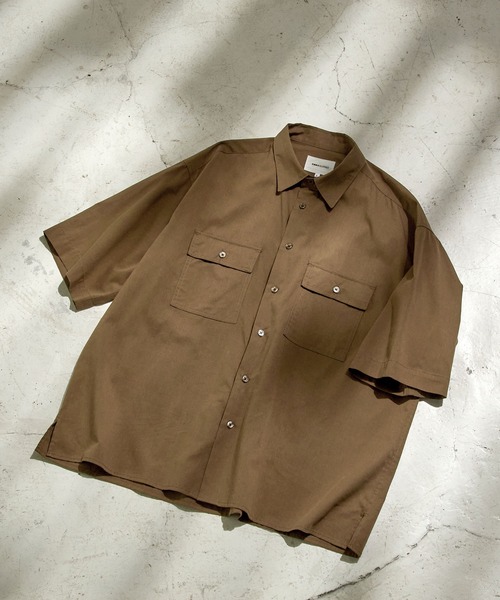 EMMA CLOTHES(エマクローズ)の「CRドレープ オーバーサイズショートスリーブワークシャツ EMMA CLOTHES(シャツ/ブラウス・メンズ・モカ/ライトカーキ/ブラック/ダークオレンジ・L/M)」の19枚目の写真
