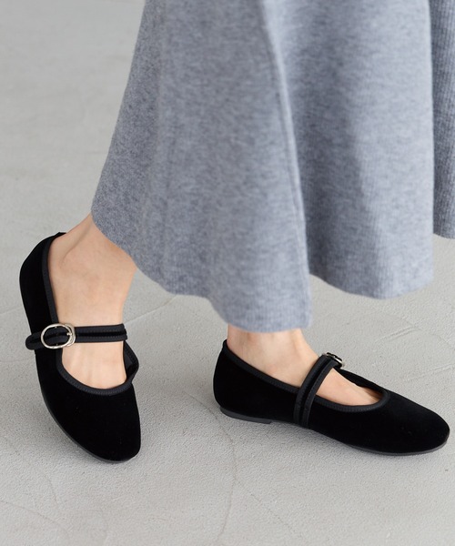 ROVERETO（ロベレート）の「【ROVERETO/ロベレート】ベロアストラップシューズ（パンプス・レディース・ネイビー/ベージュ/ブラック・M/L）」の2枚目の写真