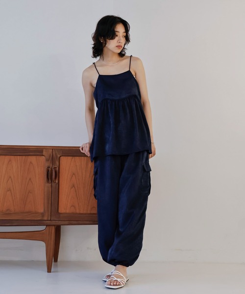 hellam(へラム)の「サテンキャミソールトップス(キャミソール・レディース・アイボリー/ネイビー/グレイッシュベージュ/ブラック・FREE)」の13枚目の写真