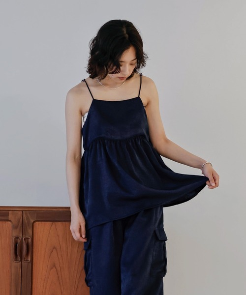 hellam(へラム)の「サテンキャミソールトップス(キャミソール・レディース・アイボリー/ネイビー/グレイッシュベージュ/ブラック・FREE)」の16枚目の写真