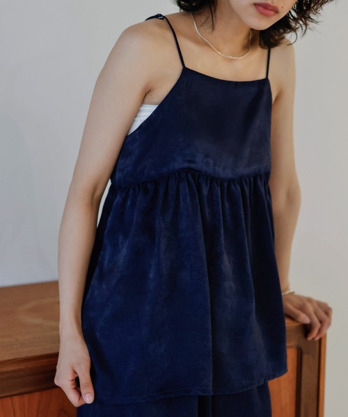 hellam(へラム)の「サテンキャミソールトップス(キャミソール・レディース・アイボリー/ネイビー/グレイッシュベージュ/ブラック・FREE)」の19枚目の写真