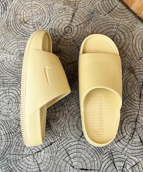 NIKE（ナイキ）の「WMNS CALM SLIDE（サンダル・レディース・ベージュ系その他・24.0cm/25.0cm/26.0cm/23.0cm/22.0cm）」の2枚目の写真