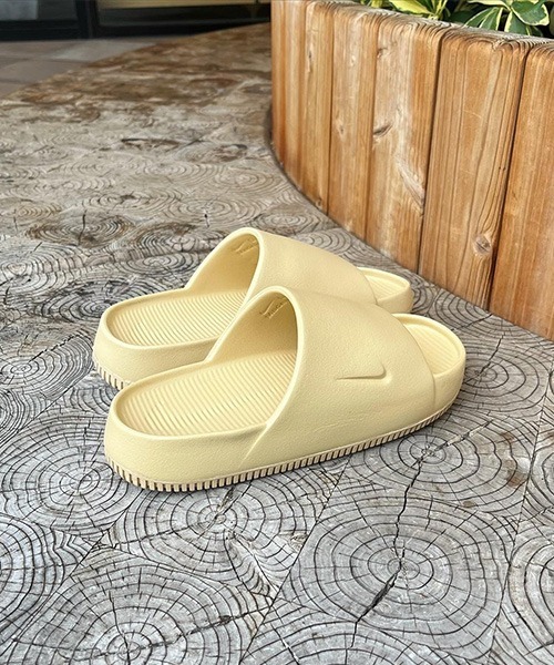 NIKE（ナイキ）の「WMNS CALM SLIDE（サンダル・レディース・ベージュ系その他・24.0cm/25.0cm/26.0cm/23.0cm/22.0cm）」の3枚目の写真