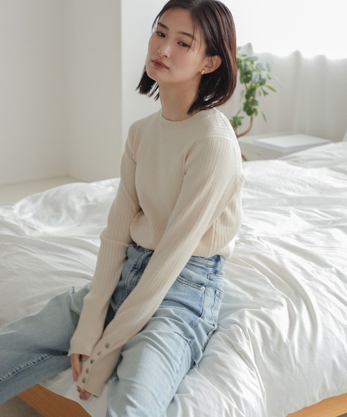 LOWRYS FARM(ローリーズファーム)の「ソデボタンクルーニットLS 968077(ニット/セーター・レディース・ブラウン/アイボリー/ブルー/ブラック・FREE)」の1枚目の写真