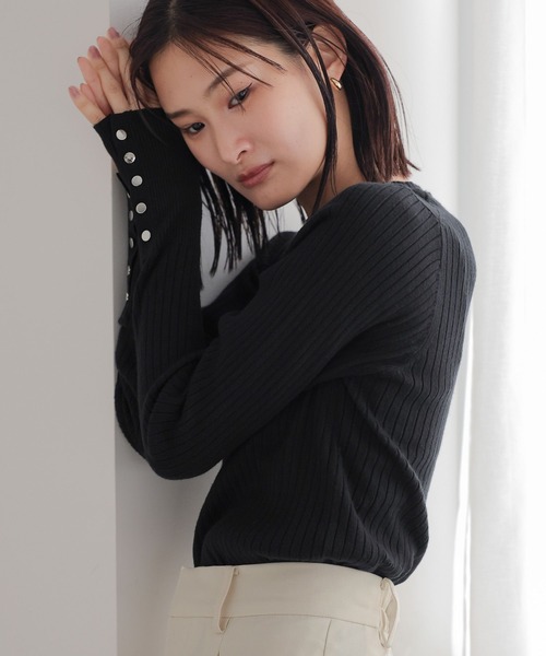 LOWRYS FARM(ローリーズファーム)の「ソデボタンクルーニットLS 968077(ニット/セーター・レディース・ブラウン/アイボリー/ブルー/ブラック・FREE)」の2枚目の写真