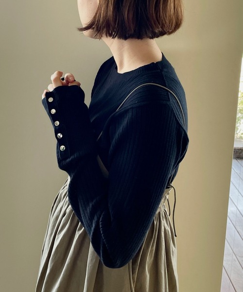 LOWRYS FARM(ローリーズファーム)の「ソデボタンクルーニットLS 968077(ニット/セーター・レディース・ブラウン/アイボリー/ブルー/ブラック・FREE)」の6枚目の写真