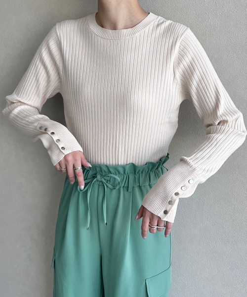 LOWRYS FARM(ローリーズファーム)の「ソデボタンクルーニットLS 968077(ニット/セーター・レディース・ブラウン/アイボリー/ブルー/ブラック・FREE)」の5枚目の写真