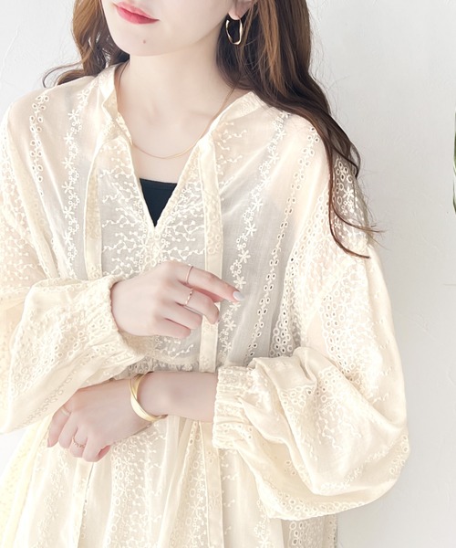 新品未使用 ウィルフリー　刺繍ブラウス　シャツ シワ加工　長袖 半袖2way セール】大人可愛い胸キュン。2wayシアー刺繍ペプラム切替