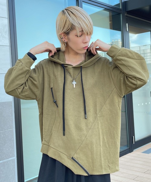 rovtski(ロフトスキー)の「裾アシメデザインパーカー(パーカー・レディース・ホワイト/ブラック/パープル/カーキ・FREE)」の4枚目の写真