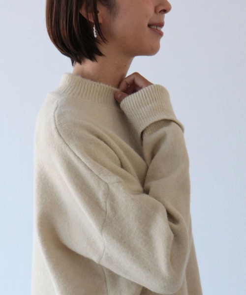 sanpo kuschel(サンポクシェル)の「もっちりなのに華奢見えトップス(ニット/セーター・レディース・アイボリー/ブラウン・FREE)」の8枚目の写真