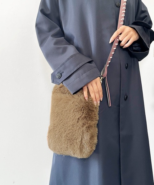 sankyo shokai(サンキョウショウカイ)の「エコファー ショルダーバッグ(ショルダーバッグ・レディース・モカ/グレー/ブラック/アイボリー・FREE)」の6枚目の写真