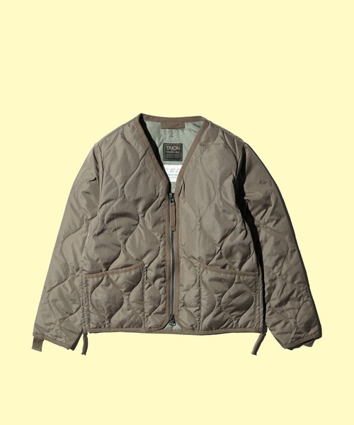 TAION（タイオン）の「TAION / タイオン "KIDS" MILITARY ZIP VNECK DOWN JACKET (TAION-K101ZML-1) キッズ ミリタリー Vネックジップ ダウンジャケット（ダウンジャケット/コート・キッズ・ベージュ/オリーブ/ブラック・140cm/120cm/130cm/150cm）」の2枚目の写真