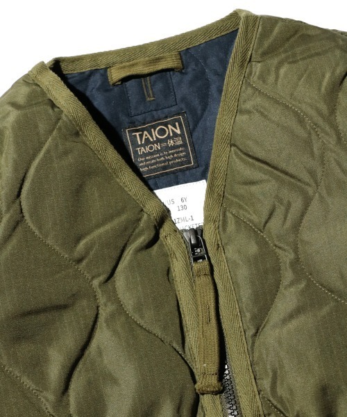 TAION（タイオン）の「TAION / タイオン "KIDS" MILITARY ZIP VNECK DOWN JACKET (TAION-K101ZML-1) キッズ ミリタリー Vネックジップ ダウンジャケット（ダウンジャケット/コート・キッズ・ベージュ/オリーブ/ブラック・140cm/120cm/130cm/150cm）」の9枚目の写真