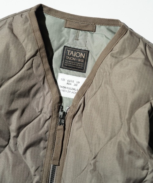 TAION（タイオン）の「TAION / タイオン "KIDS" MILITARY ZIP VNECK DOWN JACKET (TAION-K101ZML-1) キッズ ミリタリー Vネックジップ ダウンジャケット（ダウンジャケット/コート・キッズ・ベージュ/オリーブ/ブラック・140cm/120cm/130cm/150cm）」の15枚目の写真
