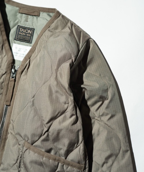 TAION（タイオン）の「TAION / タイオン "KIDS" MILITARY ZIP VNECK DOWN JACKET (TAION-K101ZML-1) キッズ ミリタリー Vネックジップ ダウンジャケット（ダウンジャケット/コート・キッズ・ベージュ/オリーブ/ブラック・140cm/120cm/130cm/150cm）」の16枚目の写真