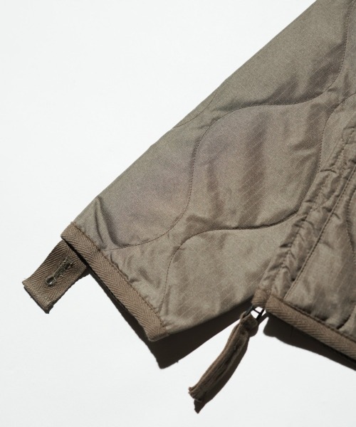 TAION（タイオン）の「TAION / タイオン "KIDS" MILITARY ZIP VNECK DOWN JACKET (TAION-K101ZML-1) キッズ ミリタリー Vネックジップ ダウンジャケット（ダウンジャケット/コート・キッズ・ベージュ/オリーブ/ブラック・140cm/120cm/130cm/150cm）」の17枚目の写真