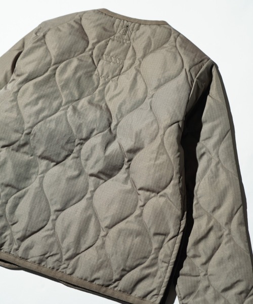 TAION（タイオン）の「TAION / タイオン "KIDS" MILITARY ZIP VNECK DOWN JACKET (TAION-K101ZML-1) キッズ ミリタリー Vネックジップ ダウンジャケット（ダウンジャケット/コート・キッズ・ベージュ/オリーブ/ブラック・140cm/120cm/130cm/150cm）」の21枚目の写真