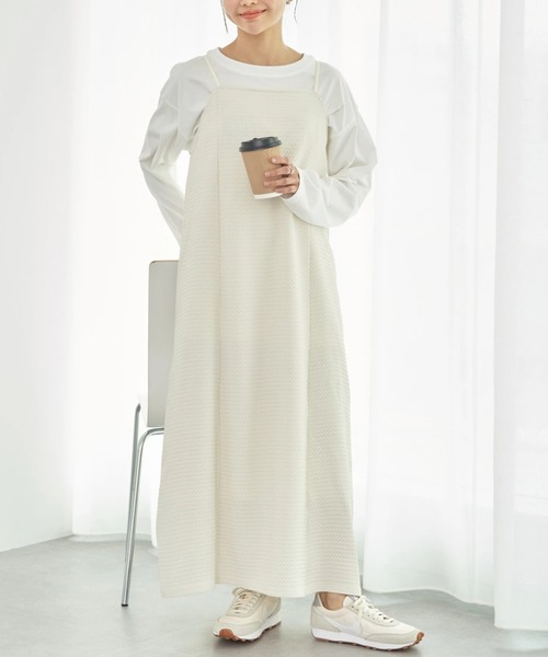 earth music&ecology(アースミュージックアンドエコロジー)の「なみなみ柄キャミワンピース(ワンピース・レディース・ブラック/アイボリー・FREE)」の1枚目の写真