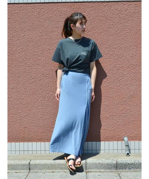 Ungrid(アングリッド)の「【WEB限定】ポイントエンブロリダリーTee(Tシャツ/カットソー・レディース・チャコールグレー/オフホワイト/オレンジ/ブルー・FREE)」の6枚目の写真