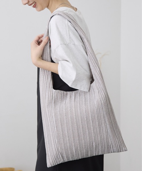 LEPSIM(レプシィム)の「ラメプリーツワンショルダー 110683(ショルダーバッグ・レディース・ブラック/ゴールド/シルバー・ONE SIZE)」の2枚目の写真