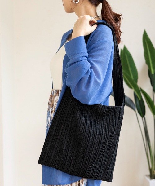 LEPSIM(レプシィム)の「ラメプリーツワンショルダー 110683(ショルダーバッグ・レディース・ブラック/ゴールド/シルバー・ONE SIZE)」の1枚目の写真