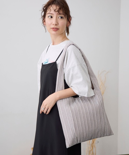 LEPSIM(レプシィム)の「ラメプリーツワンショルダー 110683(ショルダーバッグ・レディース・ブラック/ゴールド/シルバー・ONE SIZE)」の21枚目の写真