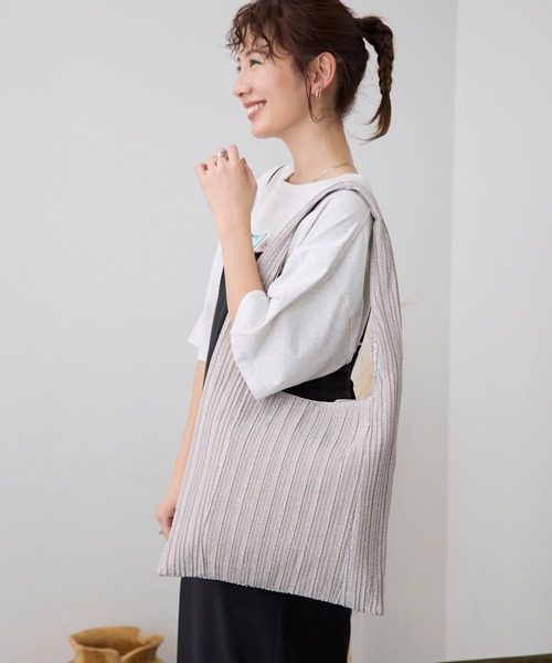 LEPSIM(レプシィム)の「ラメプリーツワンショルダー 110683(ショルダーバッグ・レディース・ブラック/ゴールド/シルバー・ONE SIZE)」の22枚目の写真