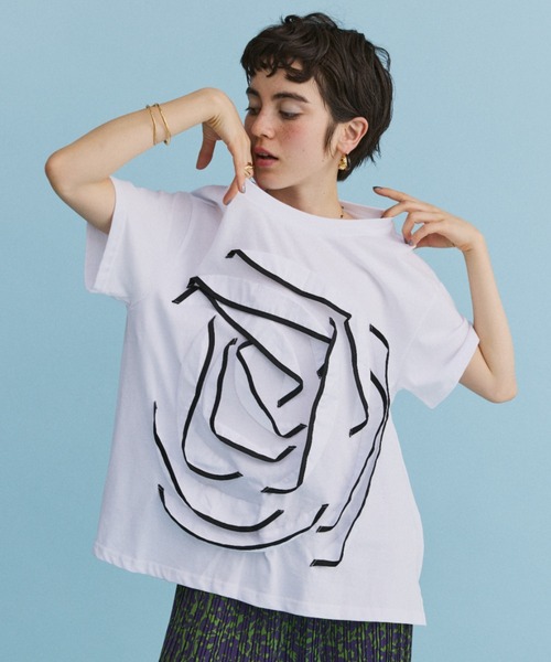 manana suerte(マニャーナスエルテ)の「パイピングローズTシャツ(Tシャツ/カットソー・レディース・ホワイト/ブラック・FREE)」の2枚目の写真