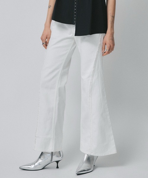 led.tokyo（レッドトウキョウ）の「【led.tokyo】フリンジカットフレアデニムパンツ（デニムパンツ・レディース・ブルー/ホワイト・1/2）」の2枚目の写真