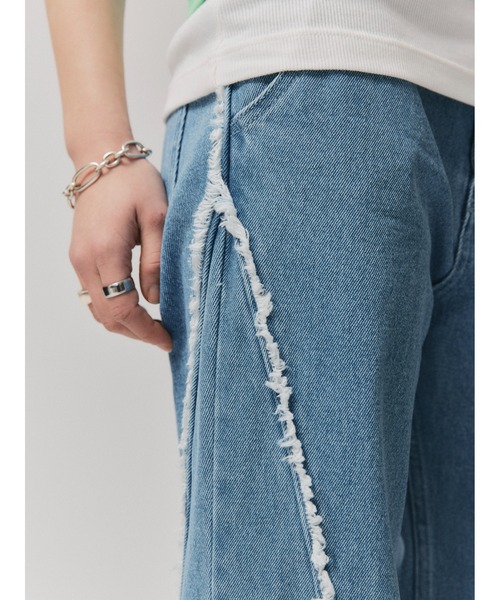 led.tokyo（レッドトウキョウ）の「【led.tokyo】フリンジカットフレアデニムパンツ（デニムパンツ・レディース・ブルー/ホワイト・1/2）」の3枚目の写真