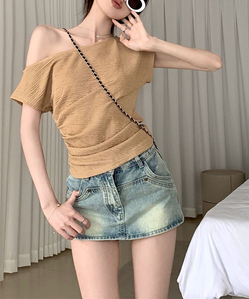 gossip！ロサンゼルス（ゴシップロサンゼルス）の「オフショルダー　Ｔシャツ（Tシャツ/カットソー・レディース・カーキ/ホワイト・FREE）」の4枚目の写真