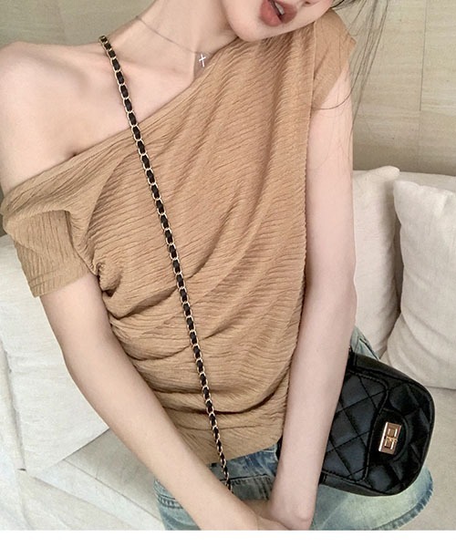 gossip！ロサンゼルス（ゴシップロサンゼルス）の「オフショルダー　Ｔシャツ（Tシャツ/カットソー・レディース・カーキ/ホワイト・FREE）」の6枚目の写真