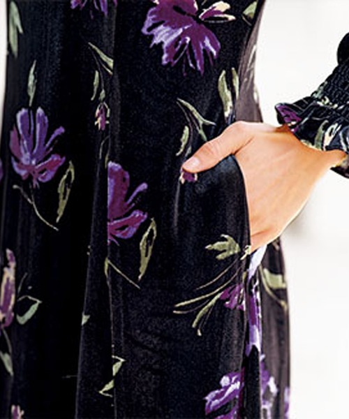 BELLUNA PLUS(ベルーナ)の「花柄プリントベロアワンピース(ワンピース・レディース・ブラック系・X-LARGE/LARGE/MEDIUM)」の4枚目の写真