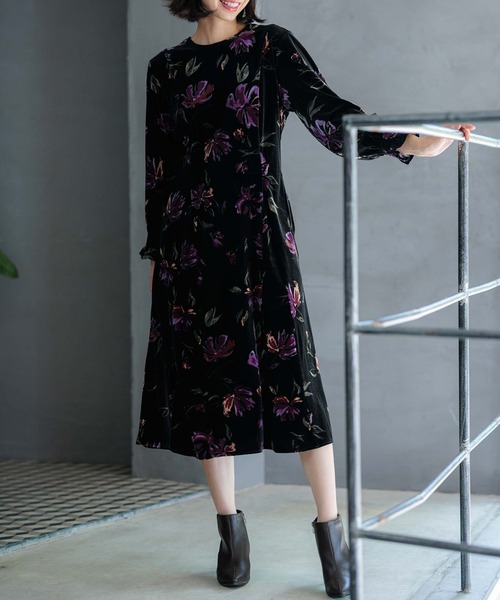 BELLUNA PLUS(ベルーナ)の「花柄プリントベロアワンピース(ワンピース・レディース・ブラック系・X-LARGE/LARGE/MEDIUM)」の5枚目の写真