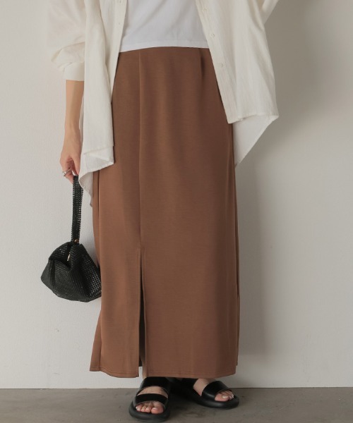 HUG.U（ハグユー）の「ストレッチナロースカート（スカート・レディース・ロイヤルブルー/ダークブラウン/レッド/ライム/ブラック/カーキ/アイボリー/グレイッシュベージュ/ダークグリーン/グレー・FREE）」の4枚目の写真