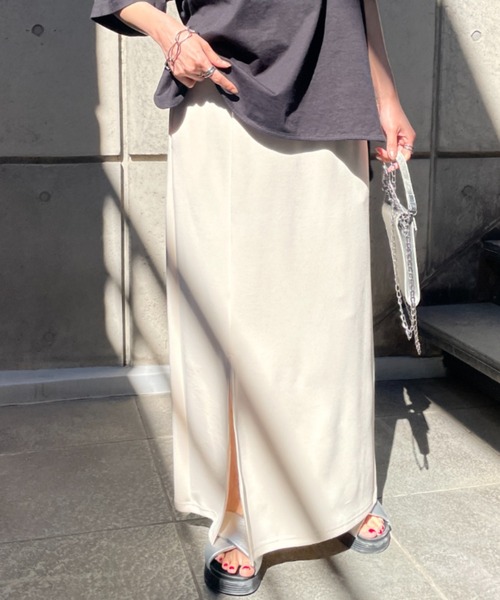 HUG.U（ハグユー）の「ストレッチナロースカート（スカート・レディース・ロイヤルブルー/ダークブラウン/レッド/ライム/ブラック/カーキ/アイボリー/グレイッシュベージュ/ダークグリーン/グレー・FREE）」の2枚目の写真