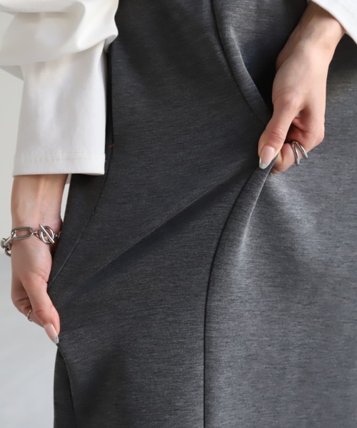 HUG.U（ハグユー）の「ストレッチナロースカート（スカート・レディース・ロイヤルブルー/ダークブラウン/レッド/ライム/ブラック/カーキ/アイボリー/グレイッシュベージュ/ダークグリーン/グレー・FREE）」の19枚目の写真