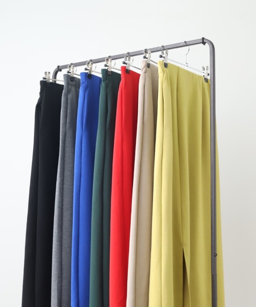 HUG.U（ハグユー）の「ストレッチナロースカート（スカート・レディース・ロイヤルブルー/ダークブラウン/レッド/ライム/ブラック/カーキ/アイボリー/グレイッシュベージュ/ダークグリーン/グレー・FREE）」の17枚目の写真