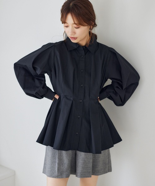 mysty woman（ミスティウーマン）の「ボリュームウエストタックシャツ 144241（シャツ/ブラウス・レディース・ブラック/ライトカーキ/オフホワイト・FREE）」の2枚目の写真