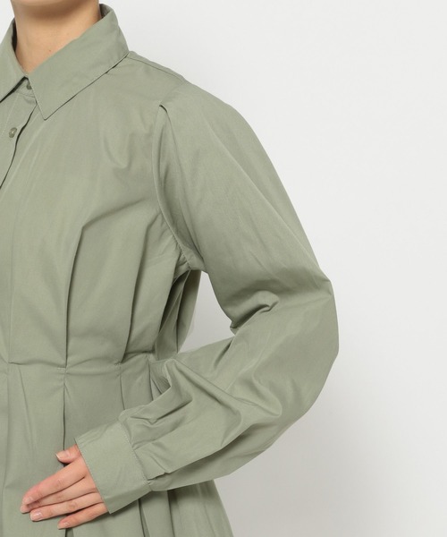 mysty woman（ミスティウーマン）の「ボリュームウエストタックシャツ 144241（シャツ/ブラウス・レディース・ブラック/ライトカーキ/オフホワイト・FREE）」の18枚目の写真