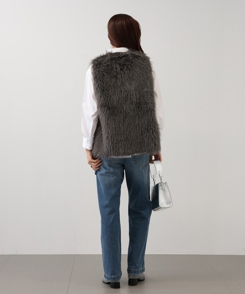 saloon(サルーン)の「SALOON(サルーン)/ロングフォックスライクベスト ノースリーブ(ベスト・レディース・チャコール/ベージュ/アイボリー・FREE)」の8枚目の写真