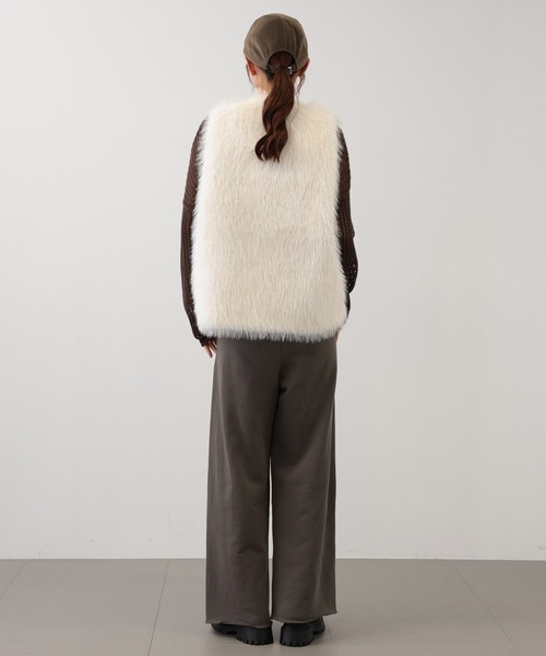 saloon(サルーン)の「SALOON(サルーン)/ロングフォックスライクベスト ノースリーブ(ベスト・レディース・チャコール/ベージュ/アイボリー・FREE)」の16枚目の写真