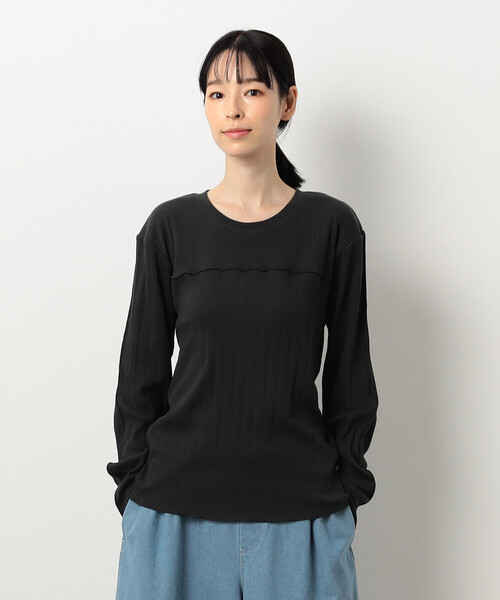 ONIGIRI(オニギリ)の「ランダムリブ クルーネックTシャツ (長袖)(Tシャツ/カットソー・レディース・グリーン/アイボリー/チャコール/イエロー・FREE)」の2枚目の写真
