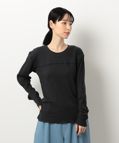 ONIGIRI(オニギリ)の「ランダムリブ クルーネックTシャツ (長袖)(Tシャツ/カットソー・レディース・グリーン/アイボリー/チャコール/イエロー・FREE)」の10枚目の写真