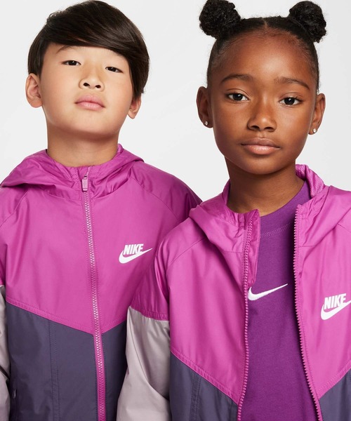 NIKE（ナイキ）の「ナイキ スポーツウェア ウィンドランナー ジュニア フーデッド レペル ジャケット / Nike Sportswear Windrunner Big Kids' Hooded Repel Jacket FZ5516-574 Hot Fuchsia（ブルゾン・キッズ・パープル系その他2・130/140/150/160/170）」の4枚目の写真
