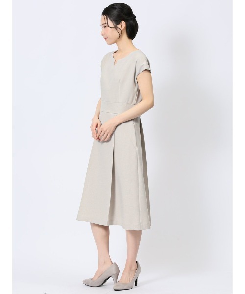 m.f.editorial（エムエフエディトリアル）の「【ストレッチ ウォッシャブル UV】m.f.エディトリアルレディース 半袖タックワンピース(セットアップ可能)（ワンピース・レディース・ベージュ・S/MEDIUM/LARGE）」の12枚目の写真